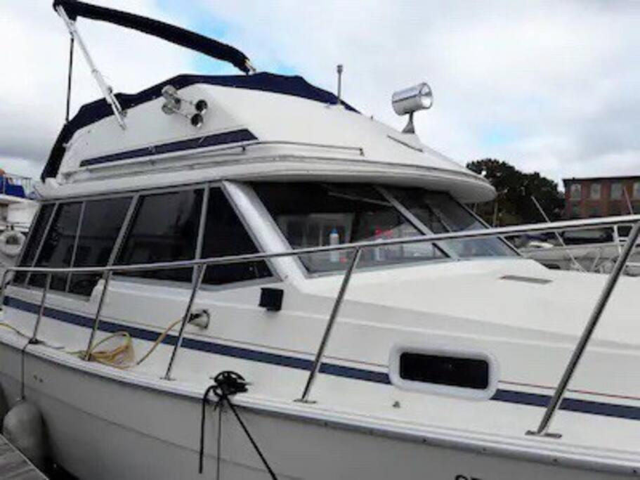 Waterfront 32' Bayliner Yacht Hotel Providence Bagian luar foto