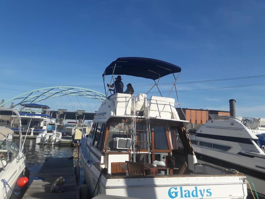 Waterfront 32' Bayliner Yacht Hotel Providence Bagian luar foto