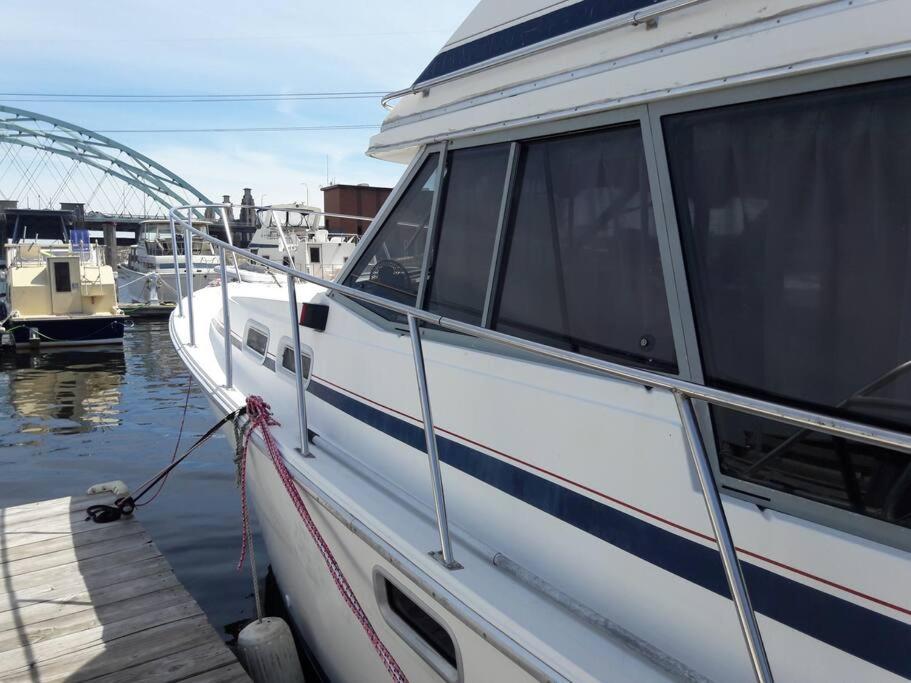 Waterfront 32' Bayliner Yacht Hotel Providence Bagian luar foto
