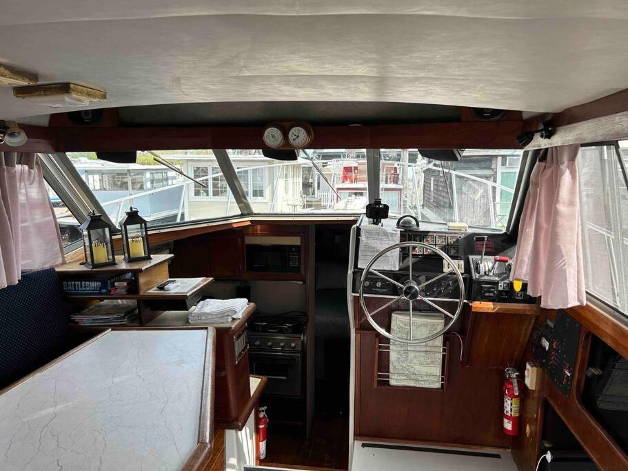 Waterfront 32' Bayliner Yacht Hotel Providence Bagian luar foto