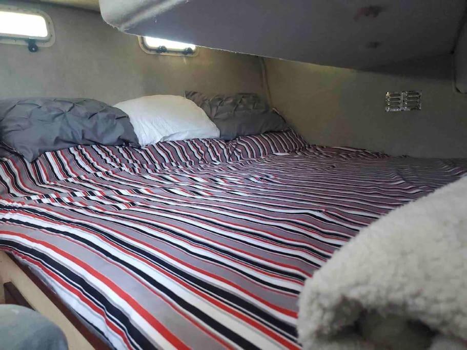 Waterfront 32' Bayliner Yacht Hotel Providence Bagian luar foto