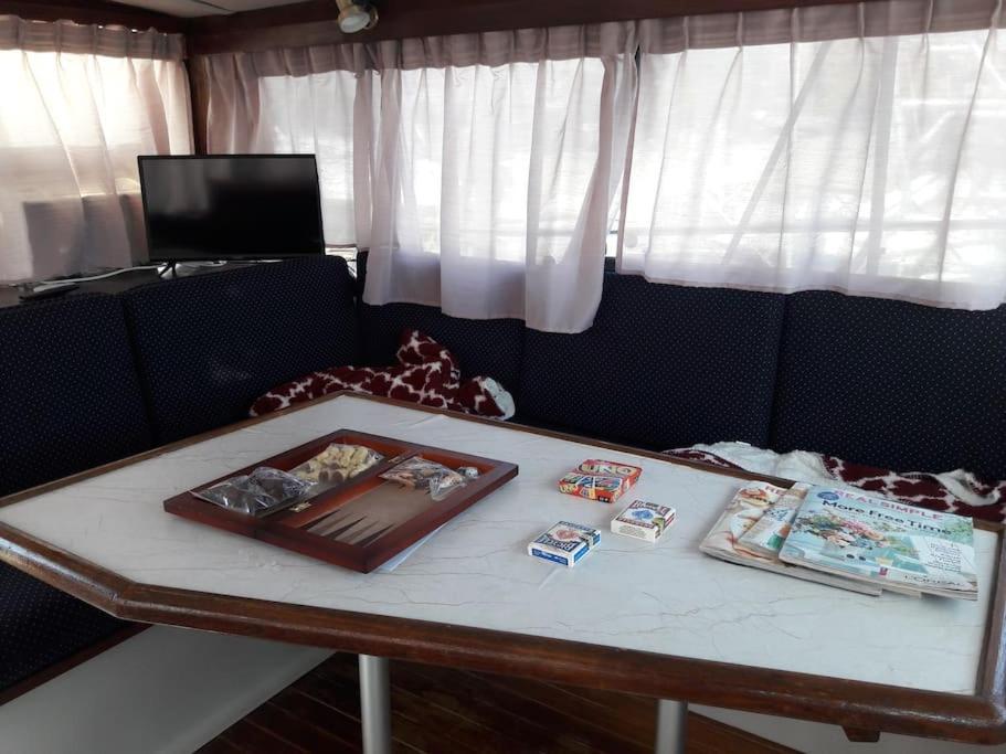 Waterfront 32' Bayliner Yacht Hotel Providence Bagian luar foto