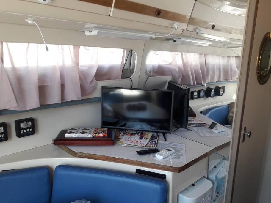 Waterfront 32' Bayliner Yacht Hotel Providence Bagian luar foto