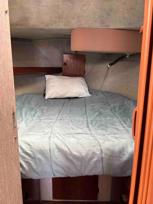 Waterfront 32' Bayliner Yacht Hotel Providence Bagian luar foto