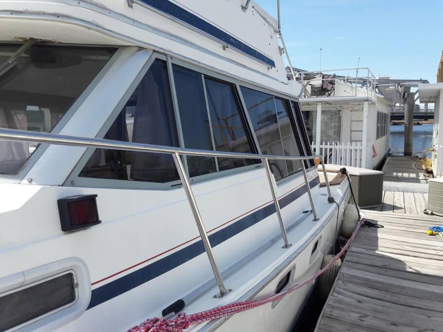 Waterfront 32' Bayliner Yacht Hotel Providence Bagian luar foto