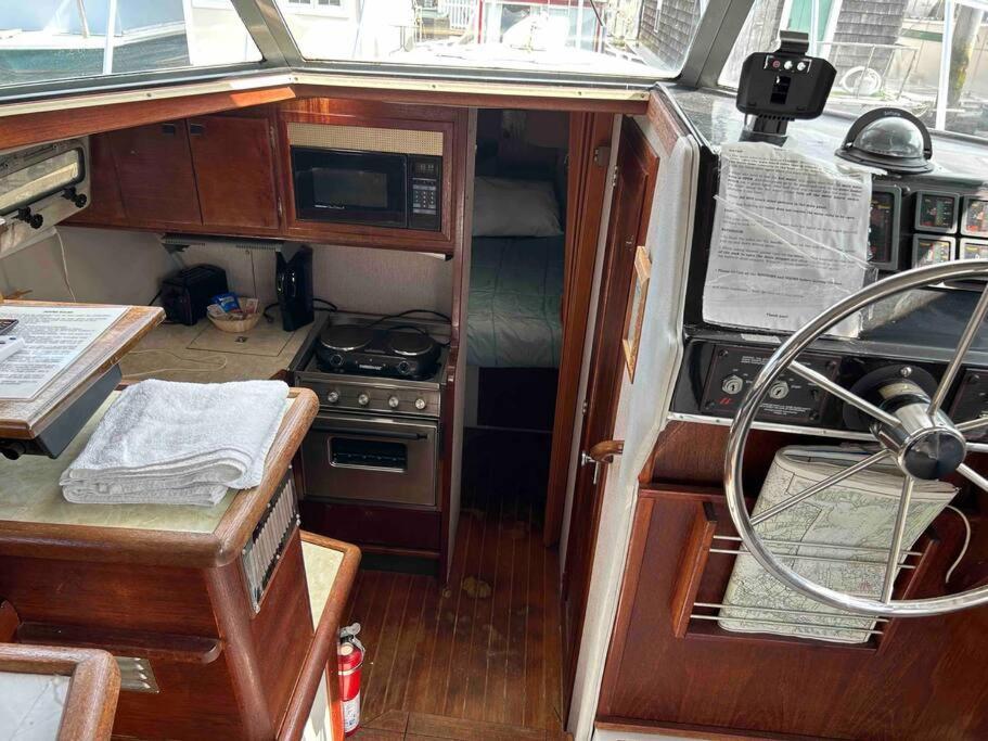 Waterfront 32' Bayliner Yacht Hotel Providence Bagian luar foto